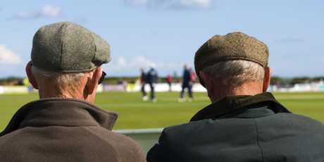 Dos pensionistas visualizan un entrenamiento de fútbol.