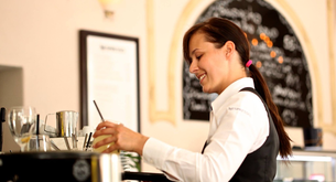 ¿Qué hace una camarera en una cafetería?