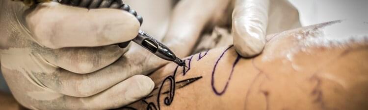 ¿Cómo convertirse en tatuador? Requisitos y tareas