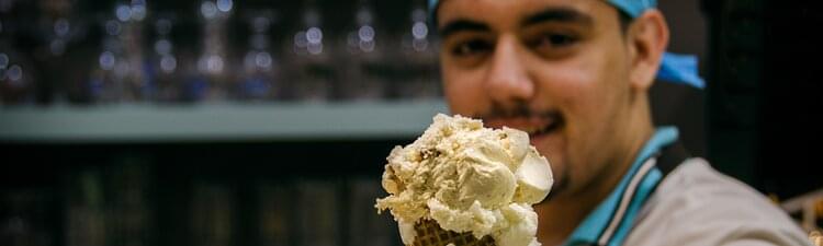 ¿Qué hace un heladero y cómo te conviertes en uno? What To Know About Working in an Ice Cream Shop